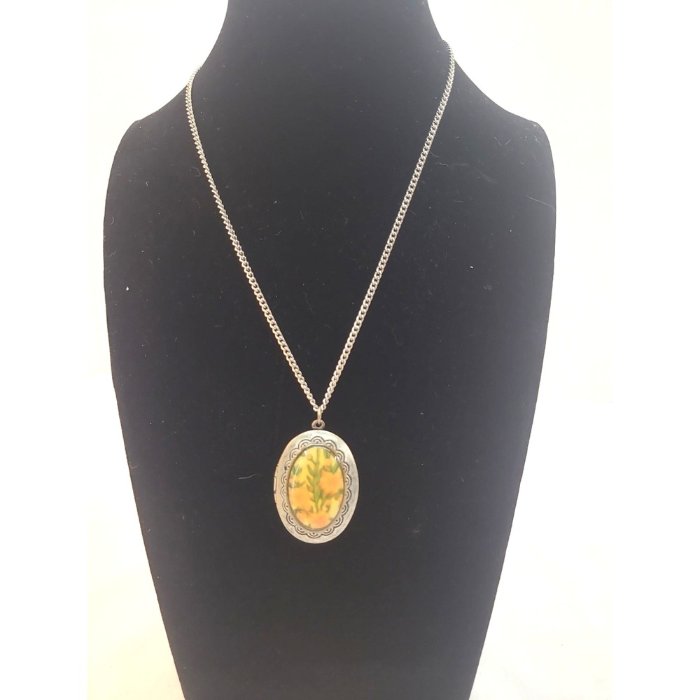 Vintage Large Oval Locket Silver Tone Floral w 16" chain